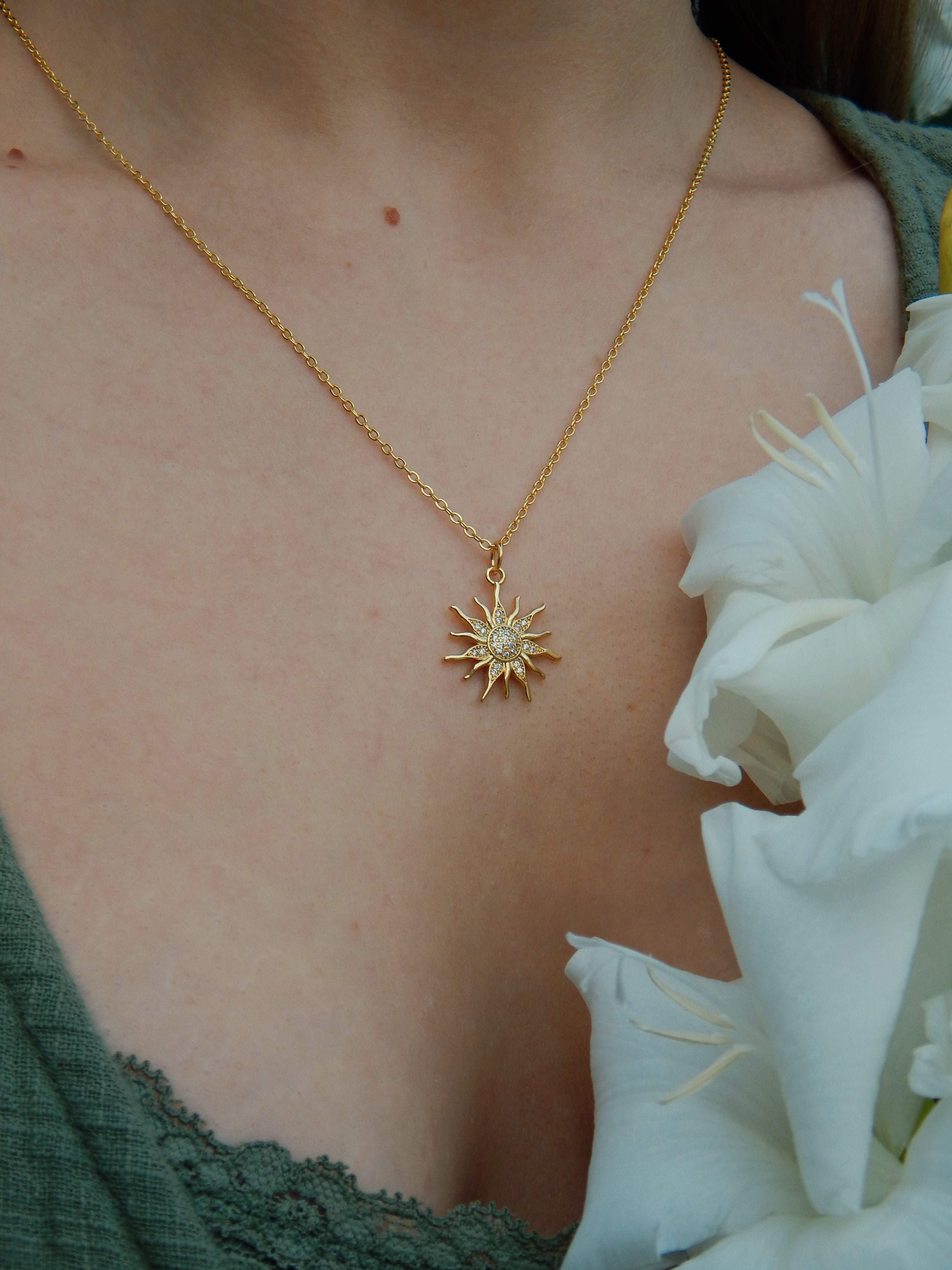 Zora Necklace – Sparkling Gold Sunburst Pendant | Celestial Statement