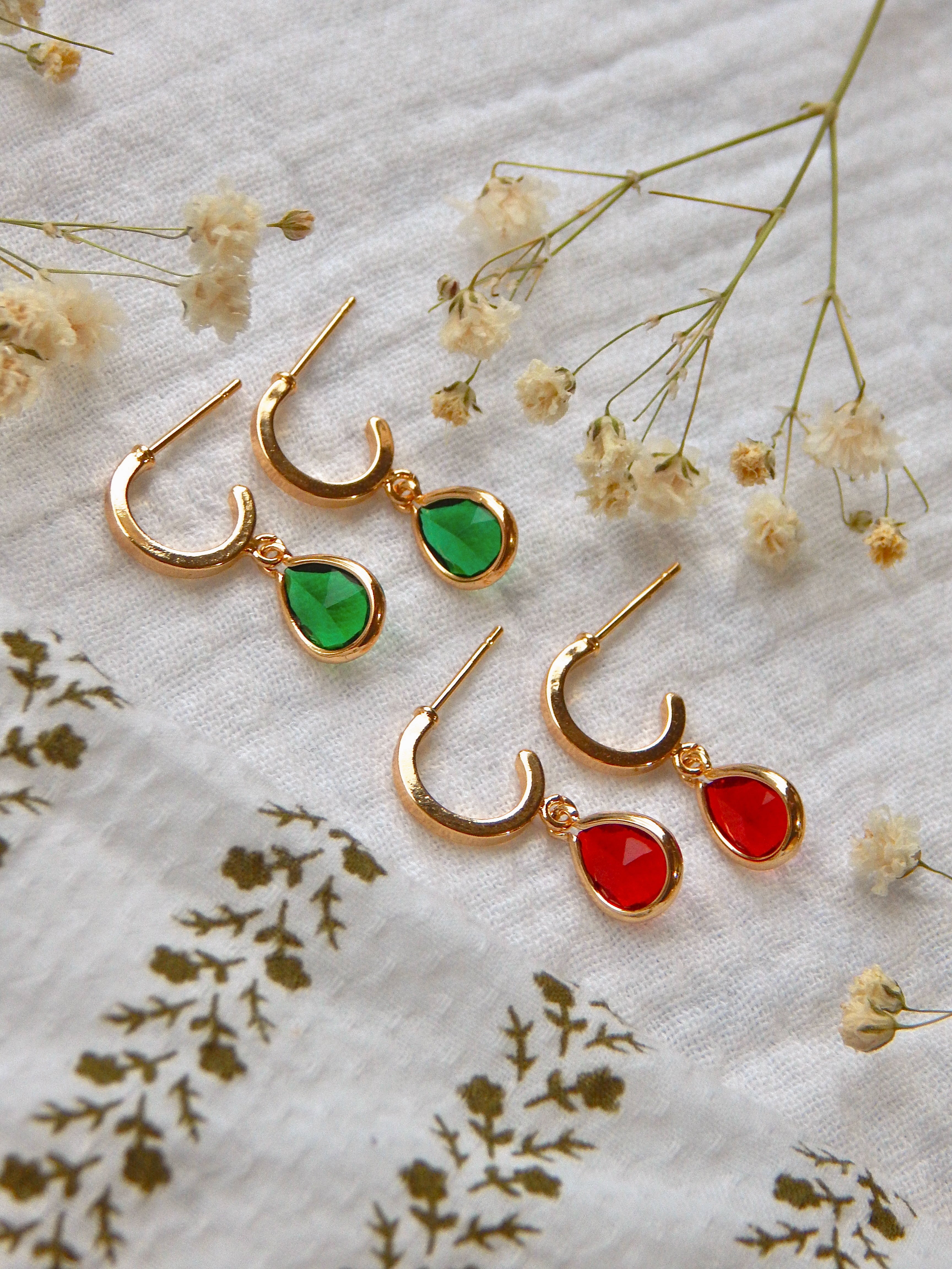 Red & Green Glass Teardrop Stud Huggie Earrings – Holiday Hardened Glass Drops | Lightweight Hypoallergenic Gold Jewelry