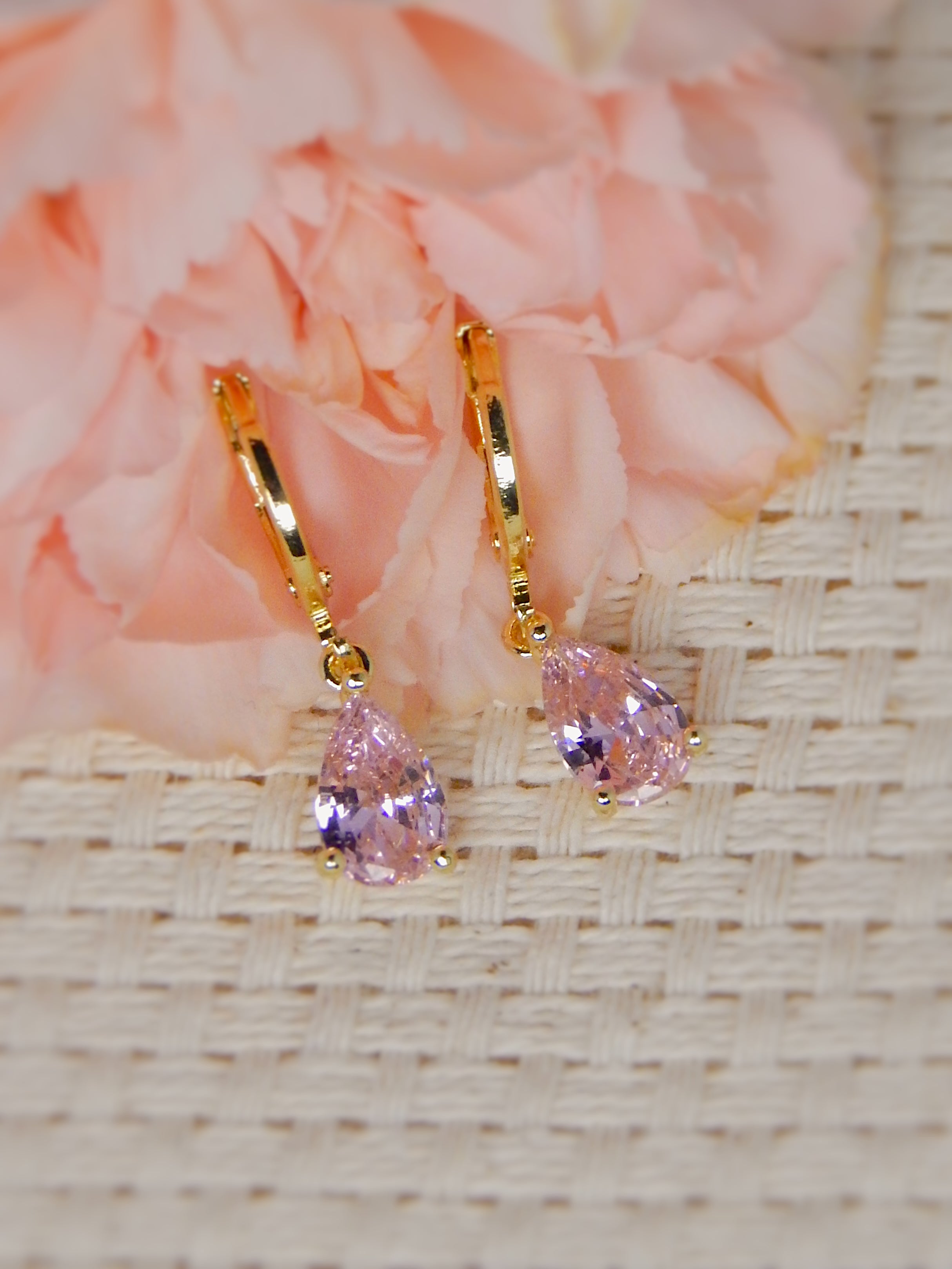 Essence Teardrop Huggies