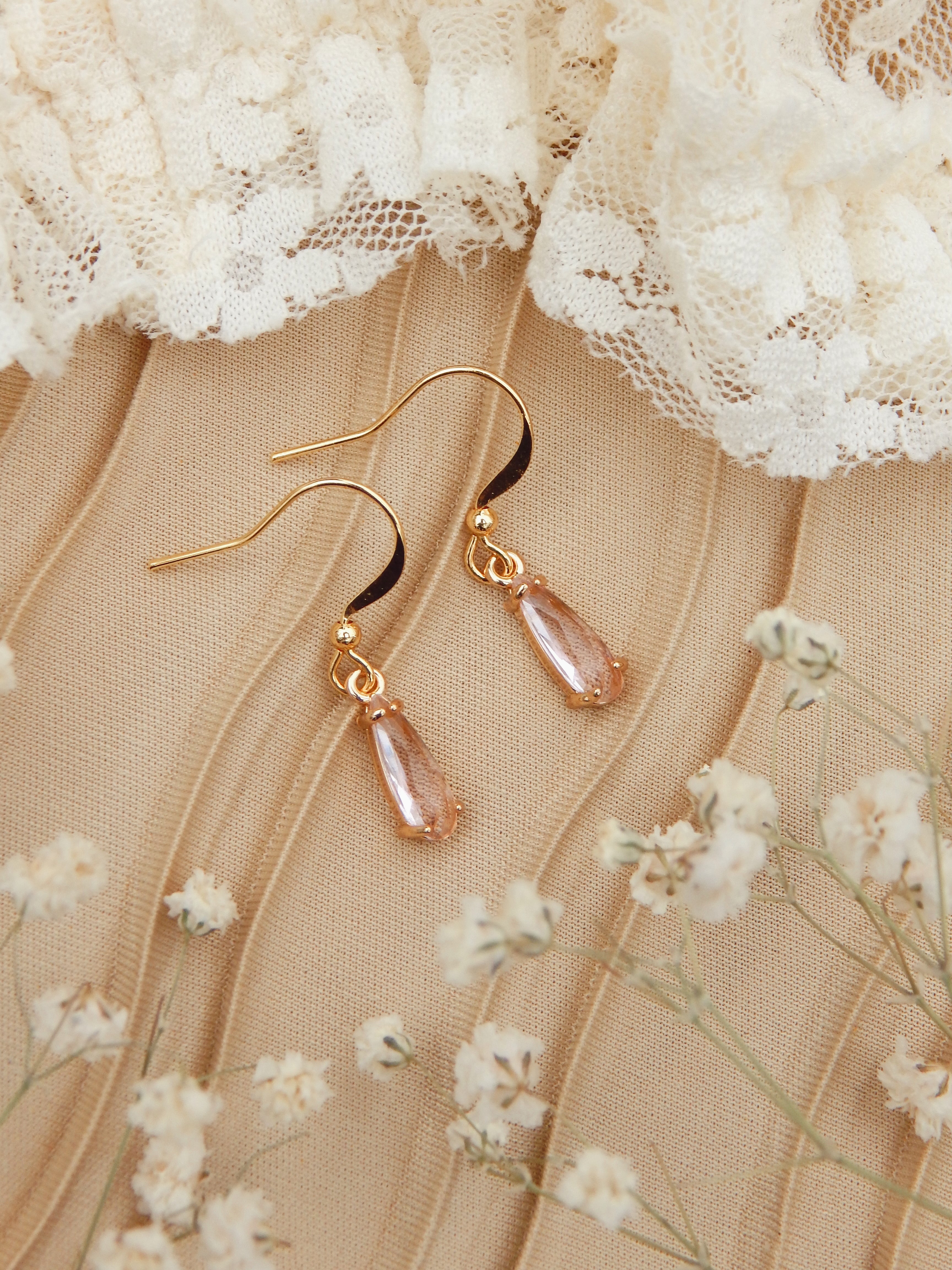 Rosé Glow Teardrop Earrings – 18k Gold Plated with Blush Lucite Glass