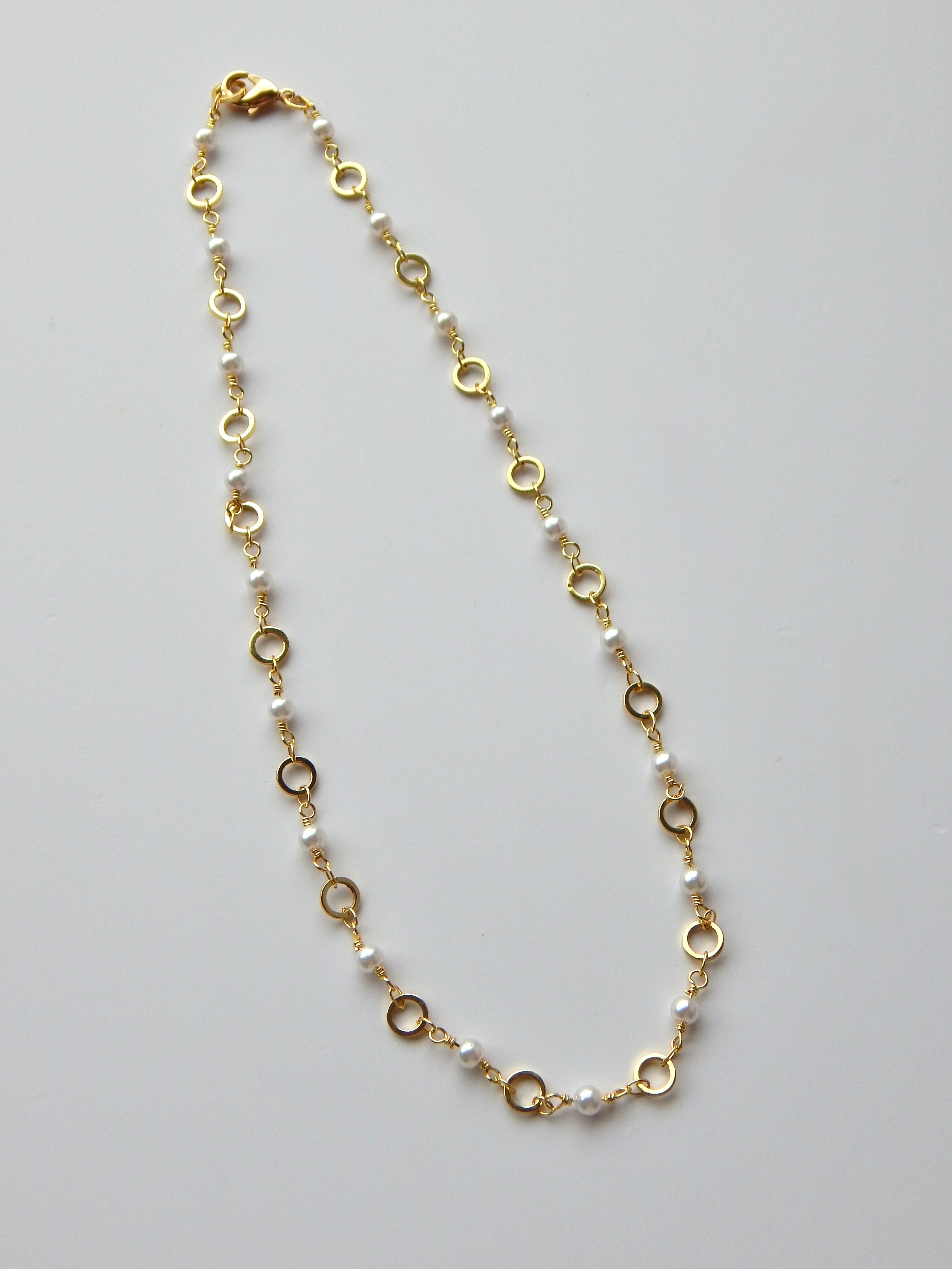 Golden Glow – Dainty Pearl & Gold Circle Necklace