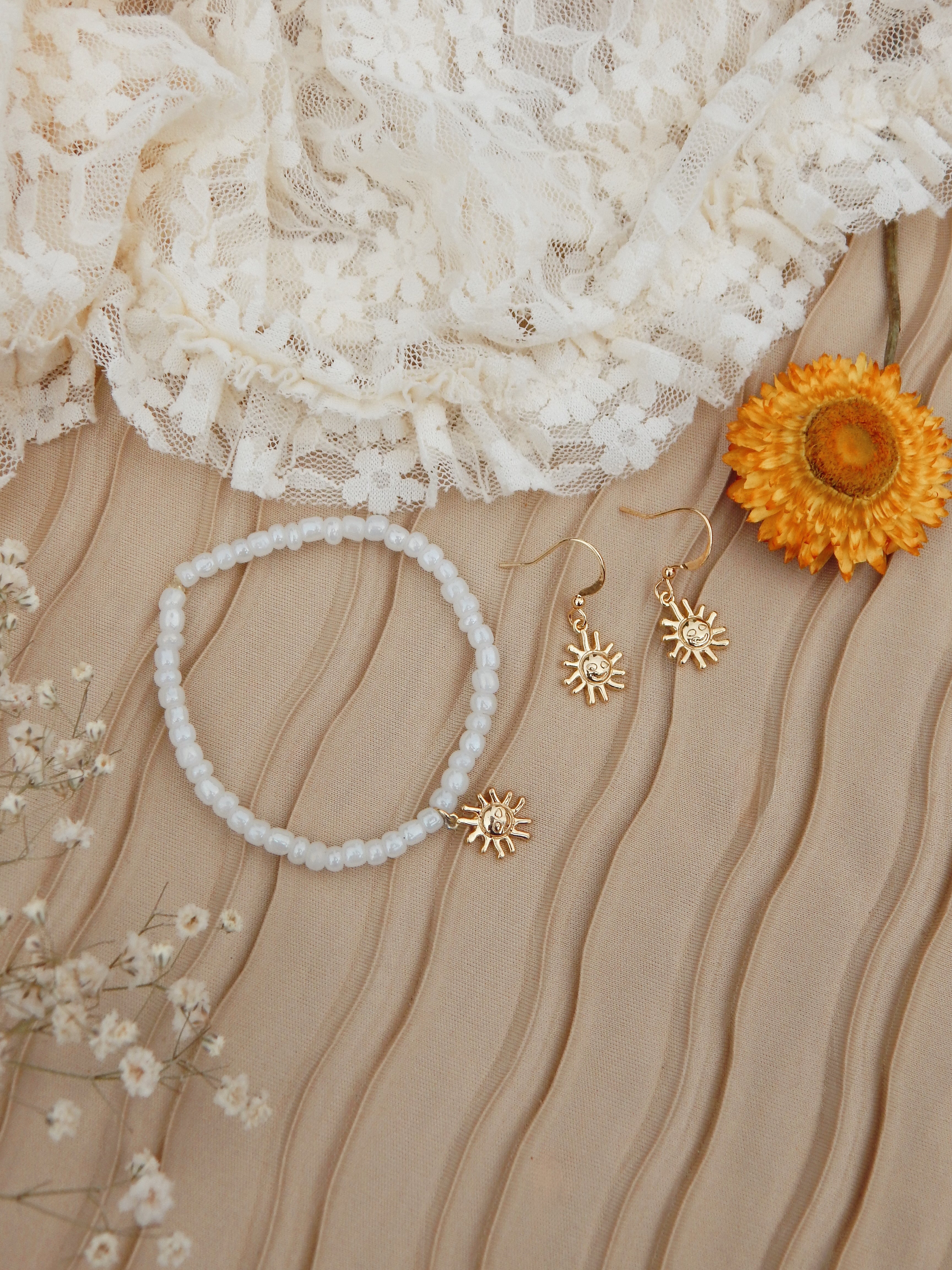 Smiling Sun Stretch Bracelet – 18k Gold Charm on White Beads