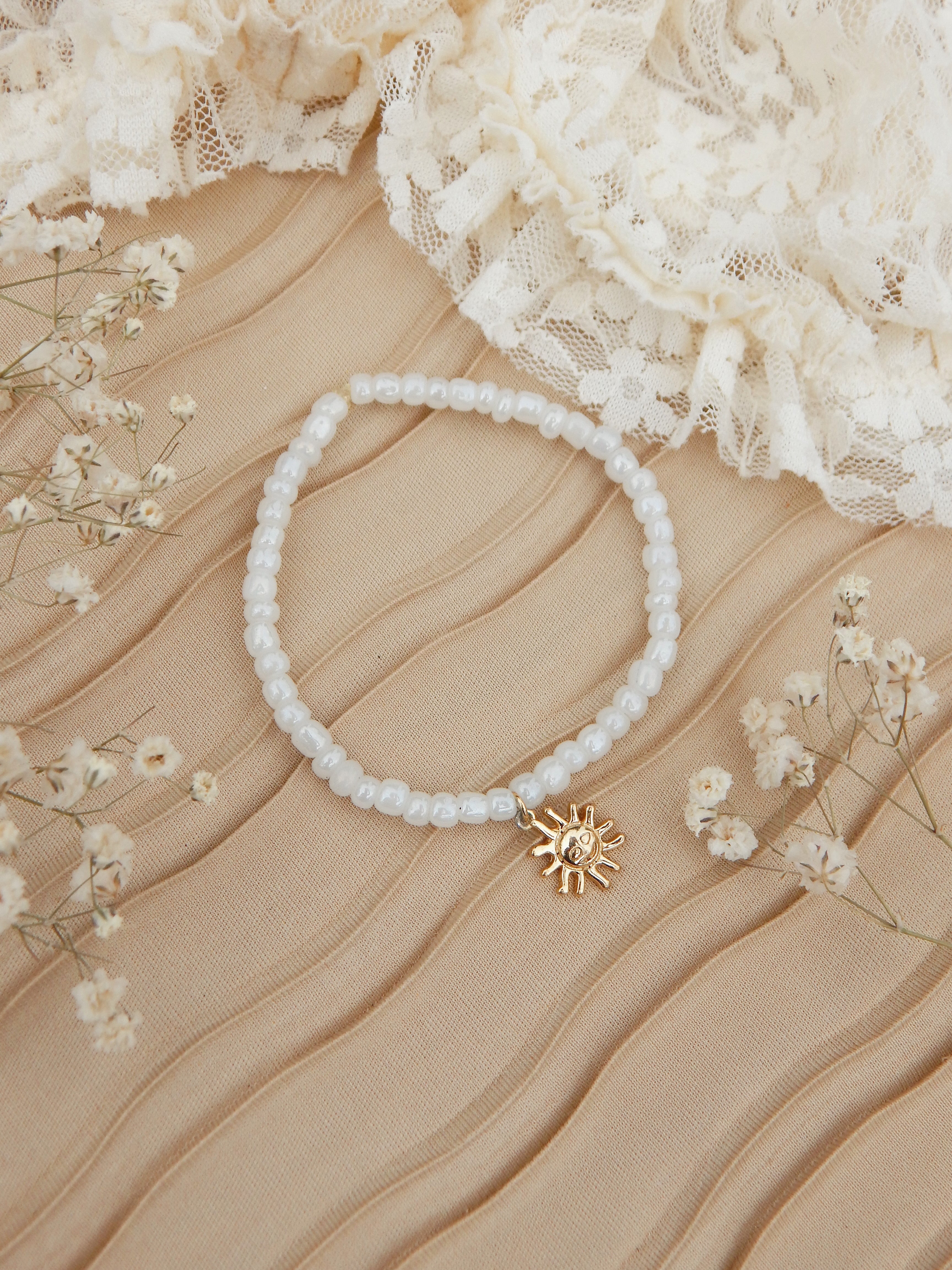 Smiling Sun Stretch Bracelet – 18k Gold Charm on White Beads