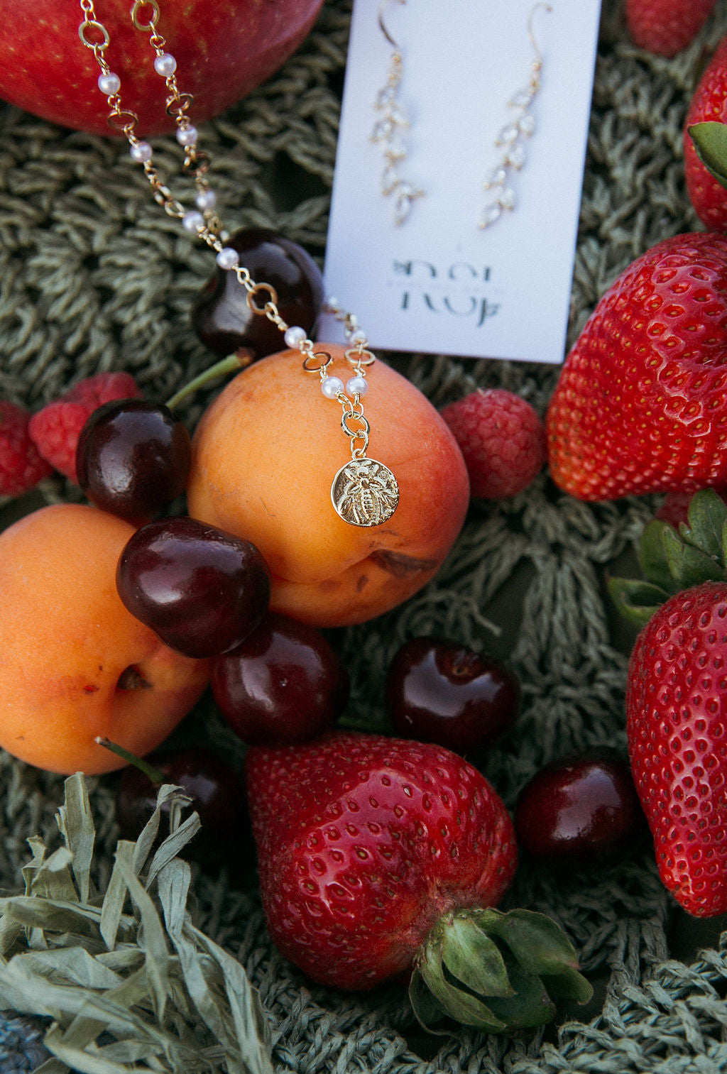 Golden Glow Bee Charm Necklace – 18k Gold Plated Pearl & Circle Chain Earthy Jewelry