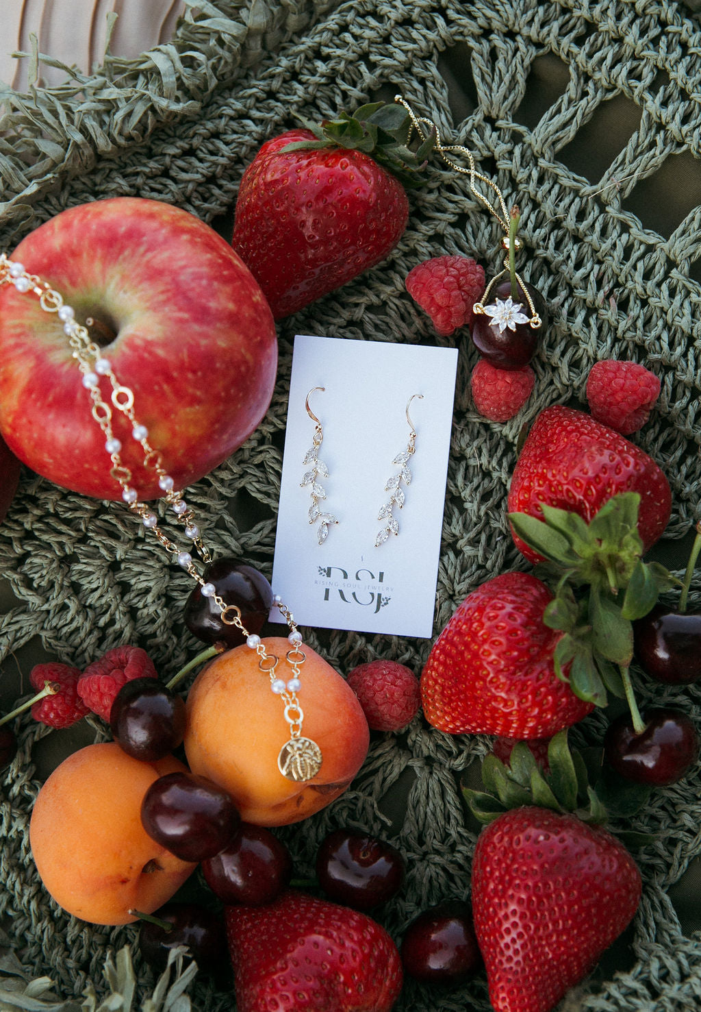 Golden Glow Bee Charm Necklace – 18k Gold Plated Pearl & Circle Chain Earthy Jewelry