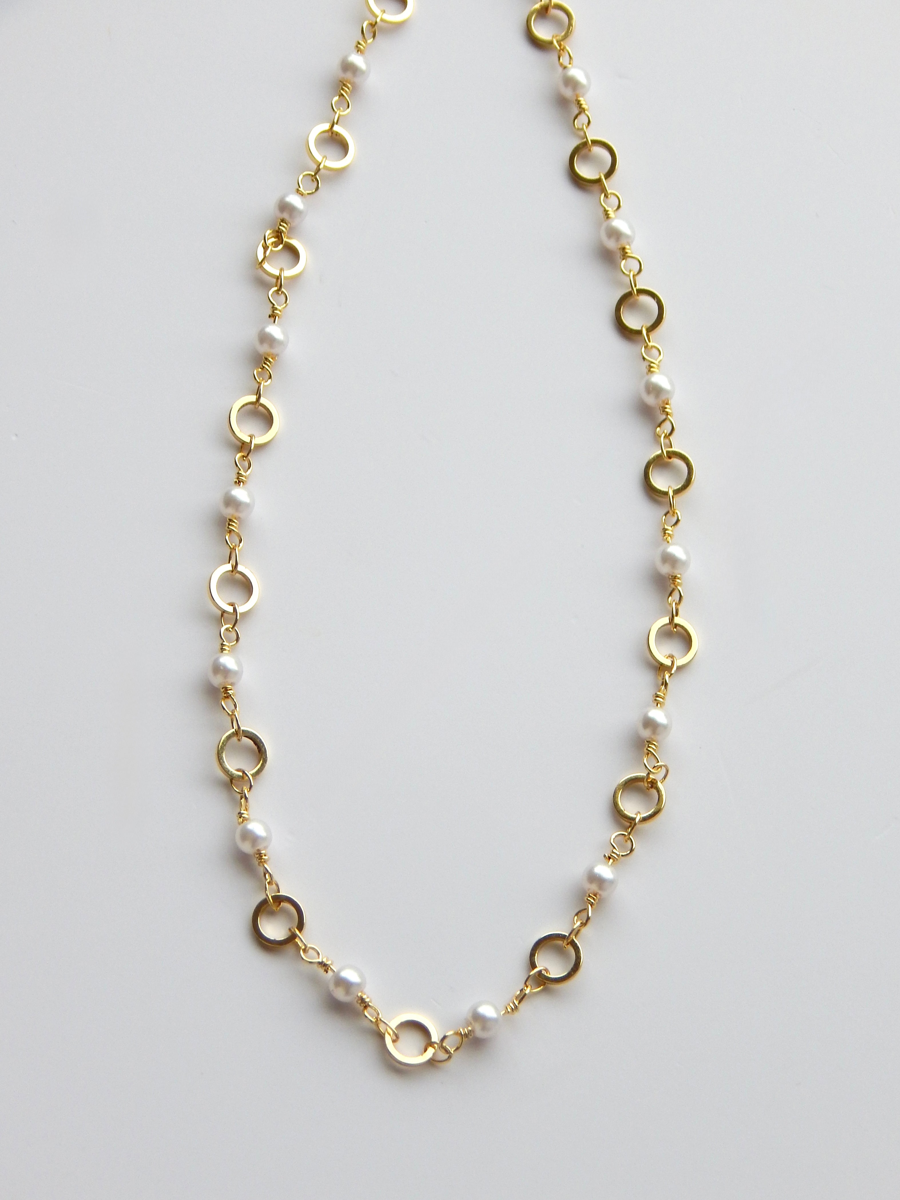 Golden Glow – Dainty Pearl & Gold Circle Necklace