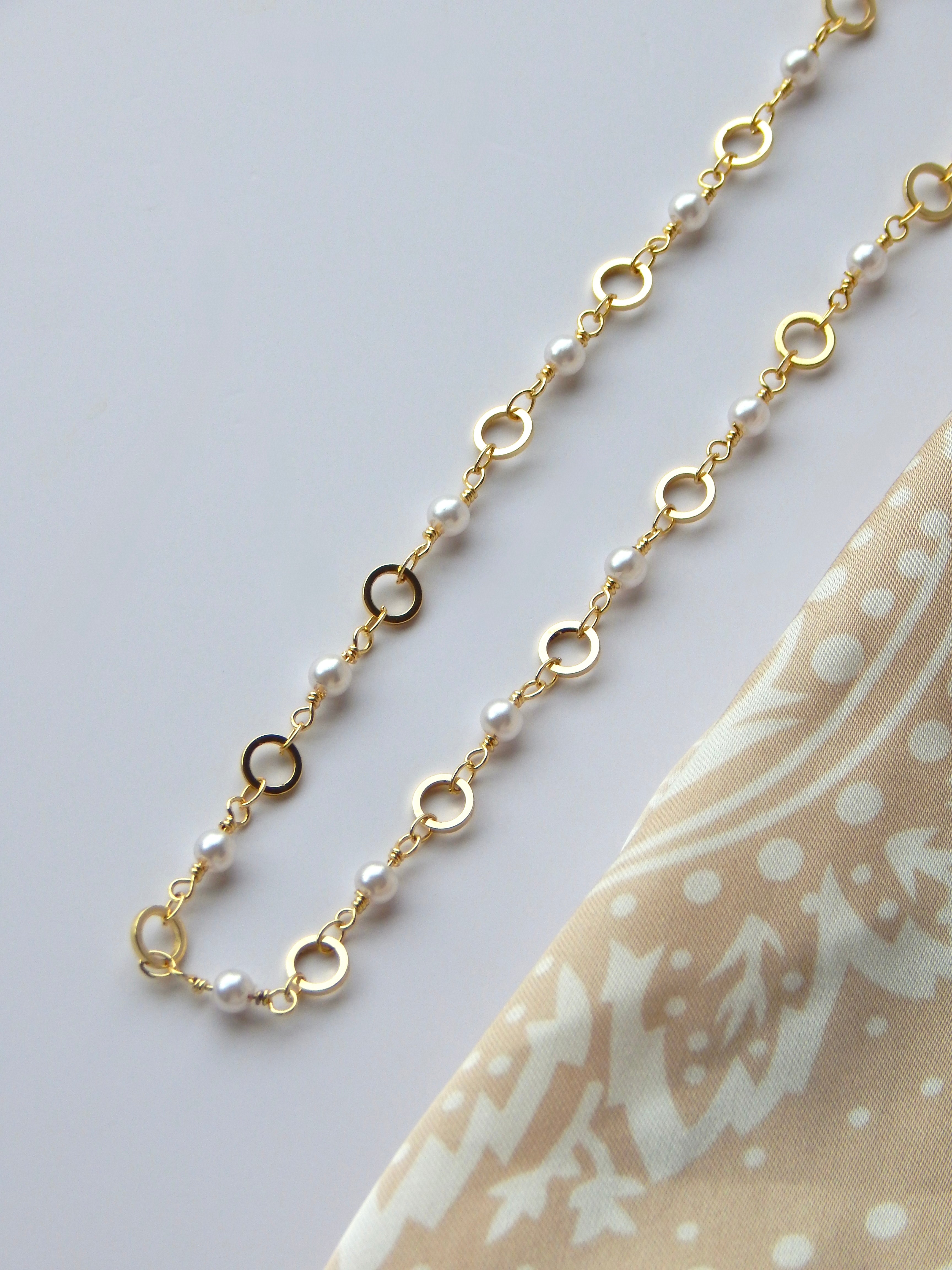 Golden Glow – Dainty Pearl & Gold Circle Necklace